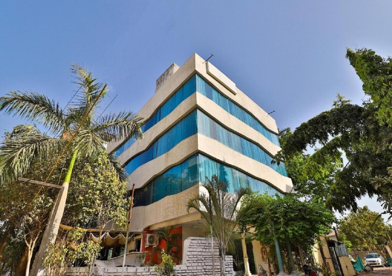 The Sky Imperial Hotel Yahvi فَدودارا المظهر الخارجي الصورة
