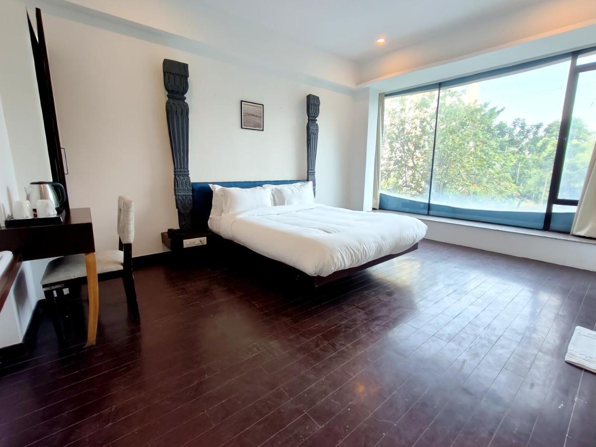 The Sky Imperial Hotel Yahvi فَدودارا المظهر الخارجي الصورة