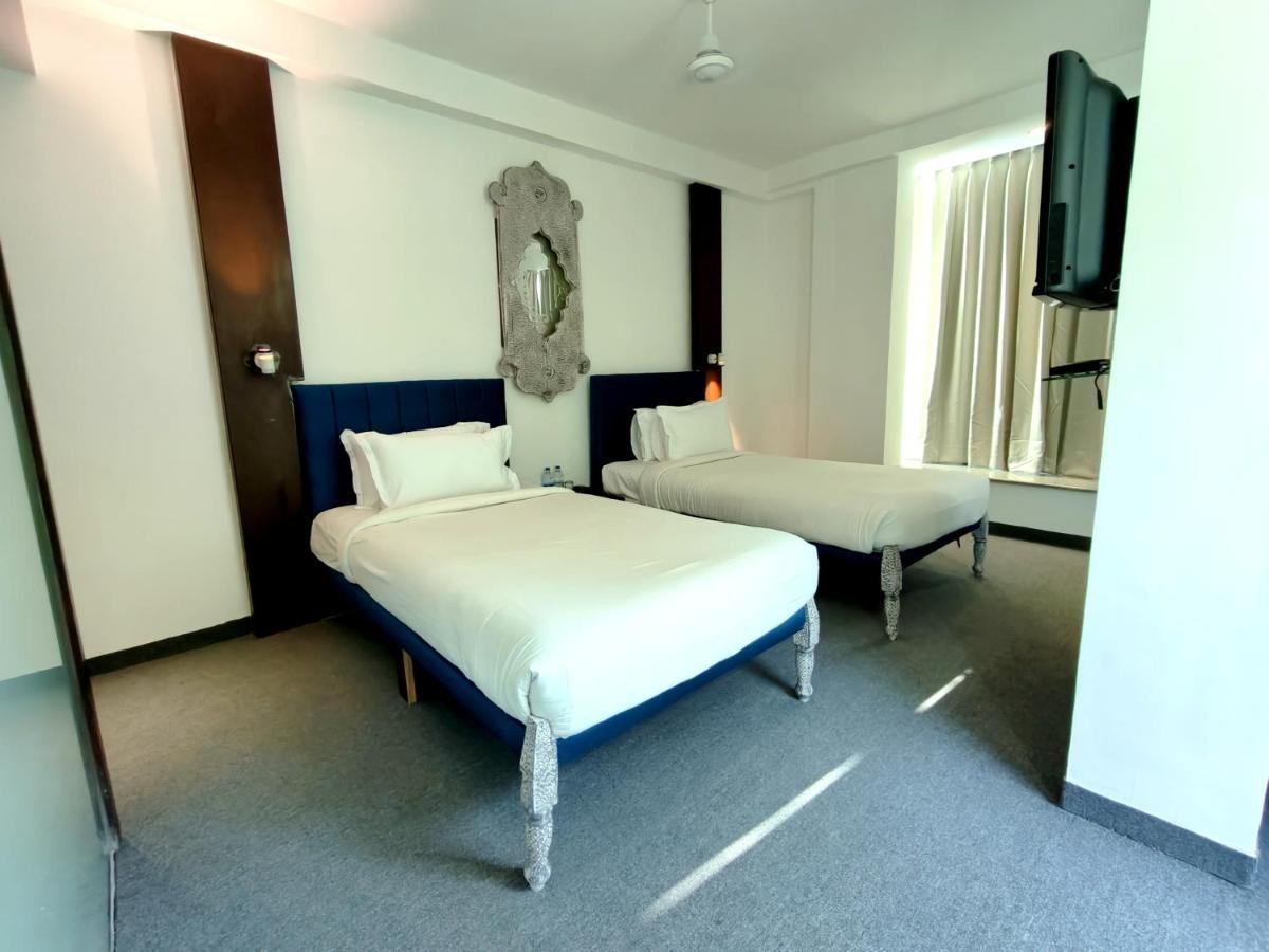 The Sky Imperial Hotel Yahvi فَدودارا المظهر الخارجي الصورة