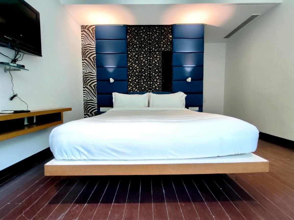 The Sky Imperial Hotel Yahvi فَدودارا المظهر الخارجي الصورة
