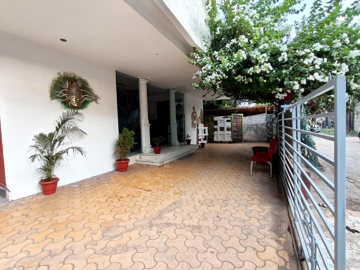 The Sky Imperial Hotel Yahvi فَدودارا المظهر الخارجي الصورة