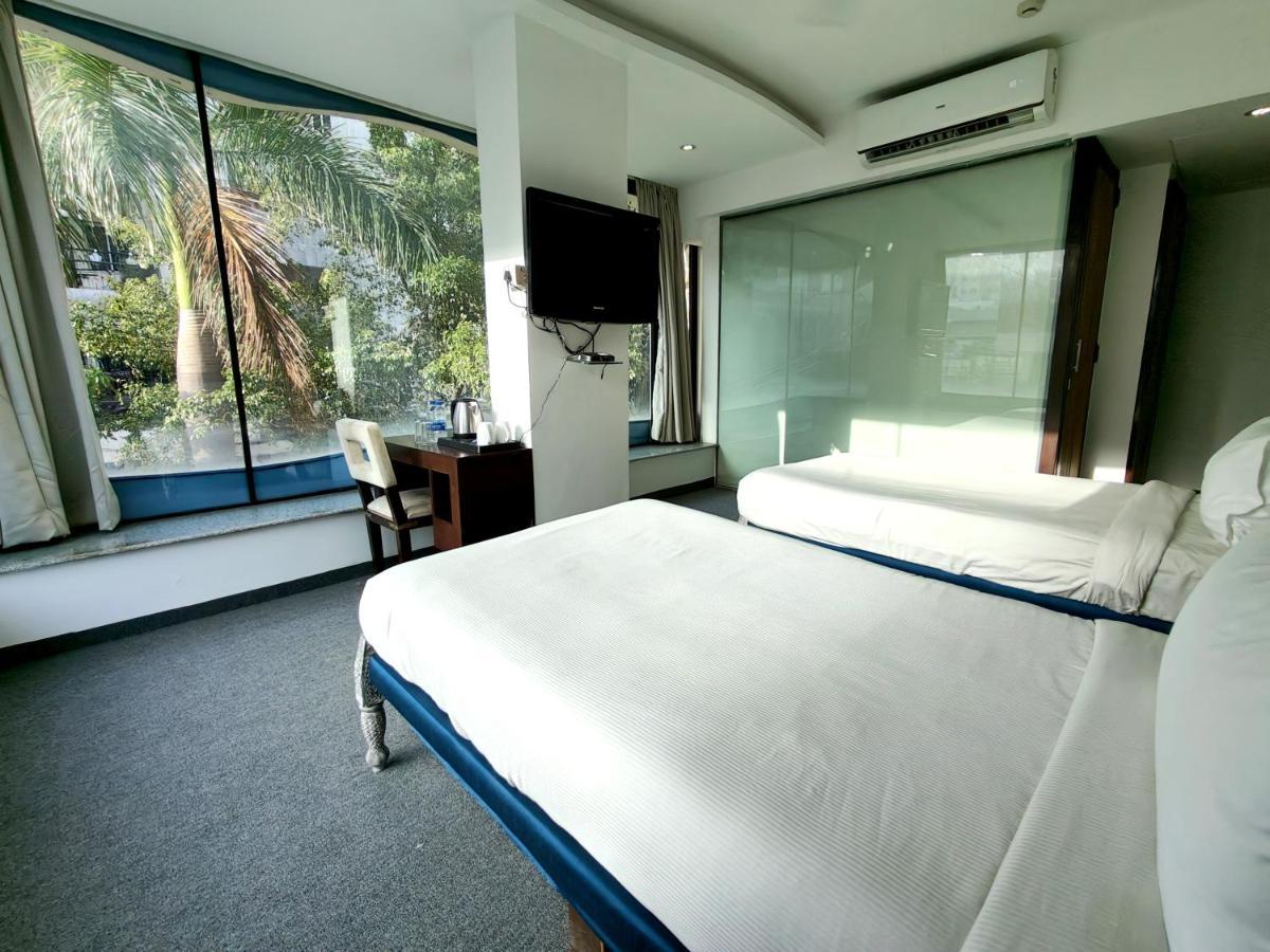 The Sky Imperial Hotel Yahvi فَدودارا المظهر الخارجي الصورة