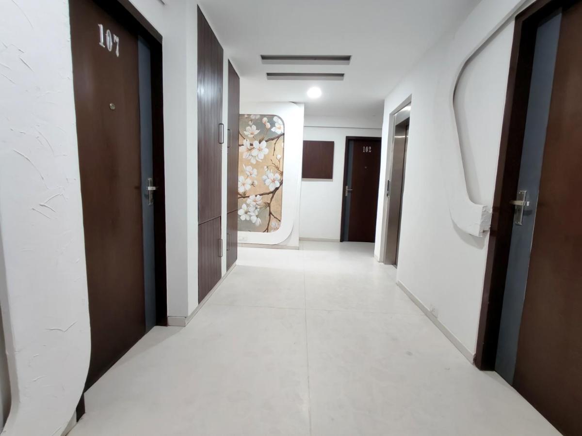 The Sky Imperial Hotel Yahvi فَدودارا المظهر الخارجي الصورة