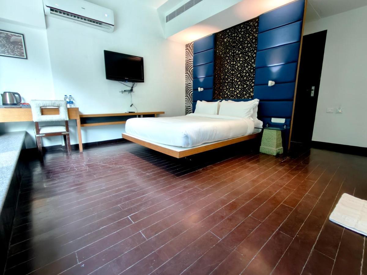 The Sky Imperial Hotel Yahvi فَدودارا المظهر الخارجي الصورة