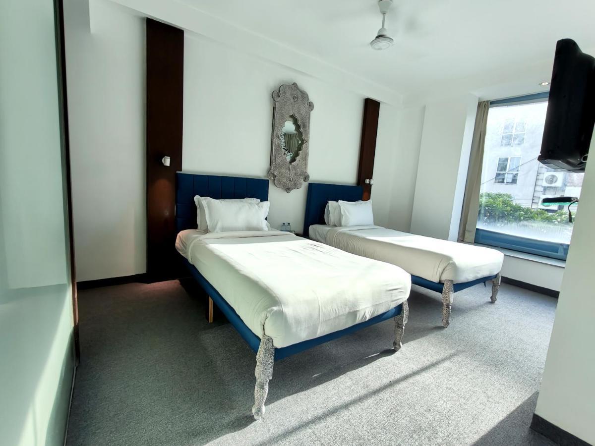 The Sky Imperial Hotel Yahvi فَدودارا المظهر الخارجي الصورة
