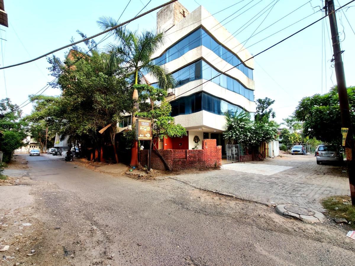 The Sky Imperial Hotel Yahvi فَدودارا المظهر الخارجي الصورة