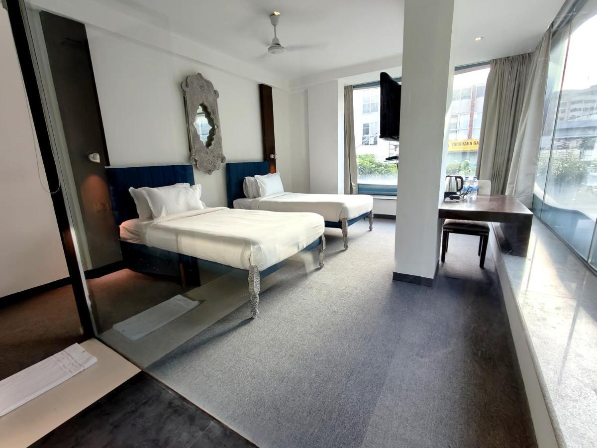 The Sky Imperial Hotel Yahvi فَدودارا المظهر الخارجي الصورة