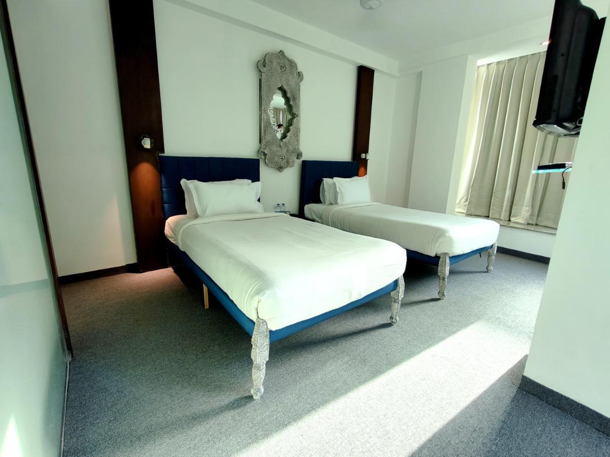 The Sky Imperial Hotel Yahvi فَدودارا المظهر الخارجي الصورة