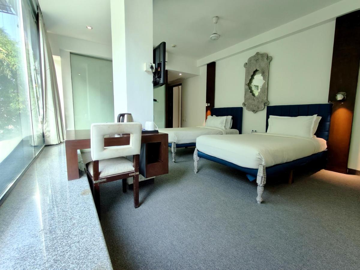 The Sky Imperial Hotel Yahvi فَدودارا المظهر الخارجي الصورة