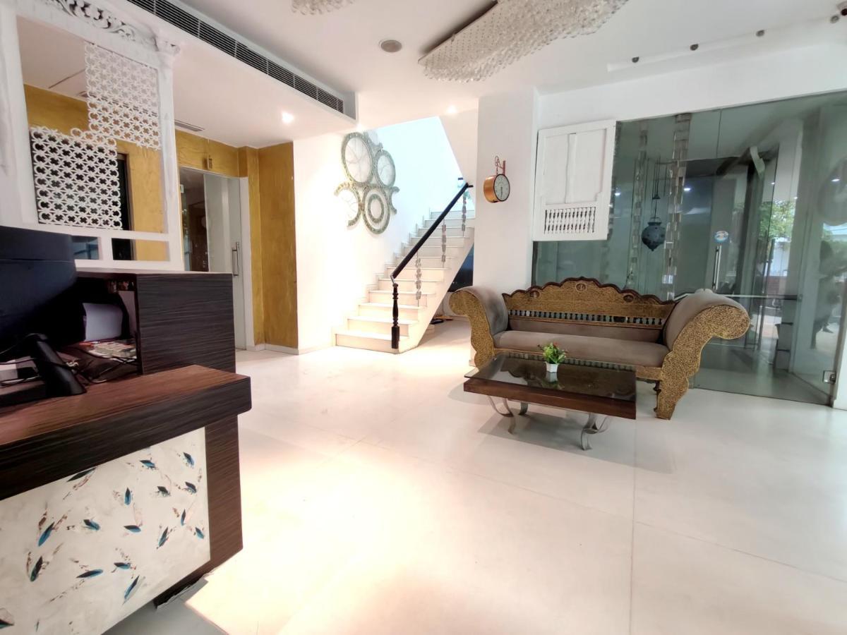 The Sky Imperial Hotel Yahvi فَدودارا المظهر الخارجي الصورة