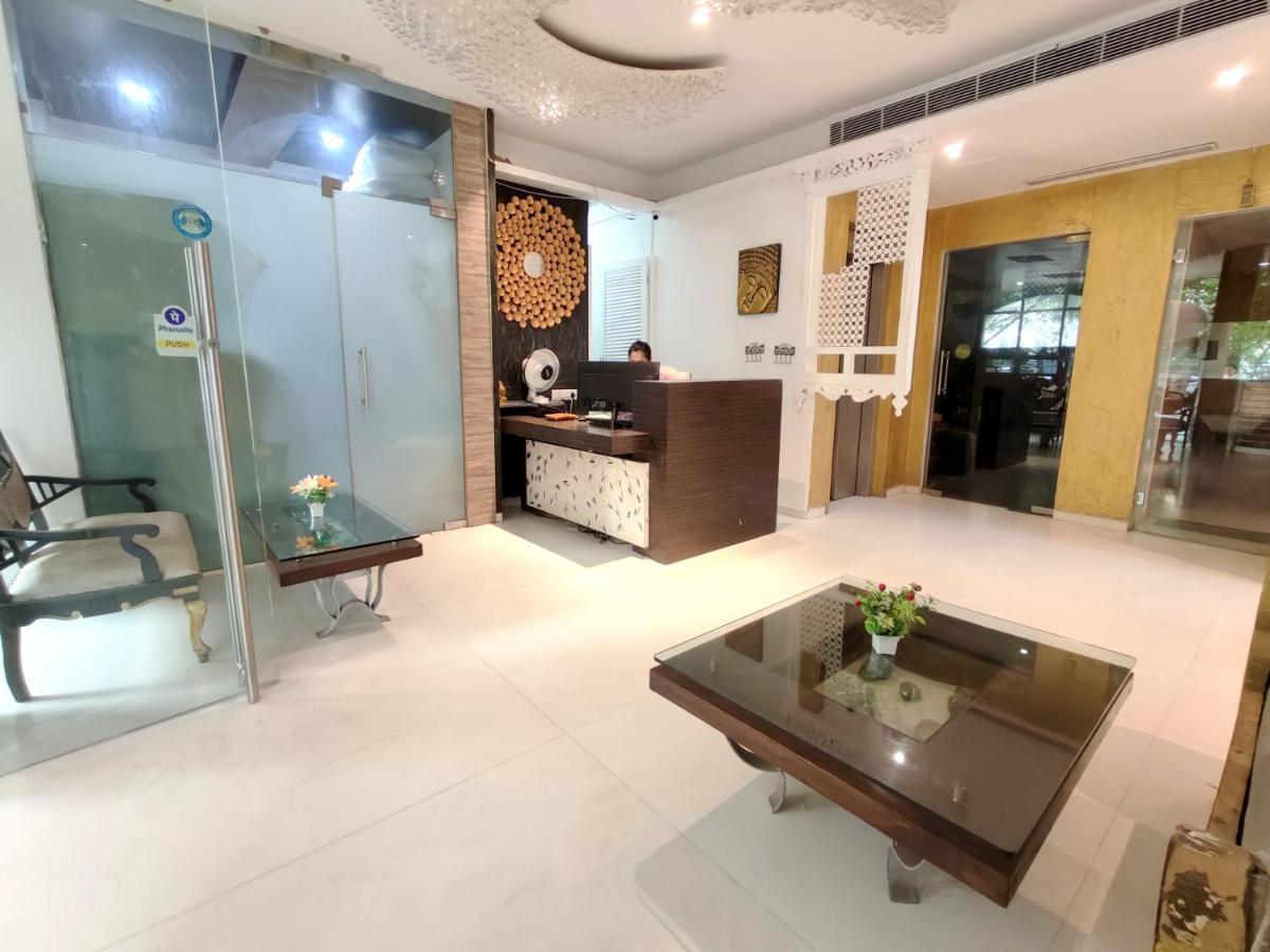 The Sky Imperial Hotel Yahvi فَدودارا المظهر الخارجي الصورة