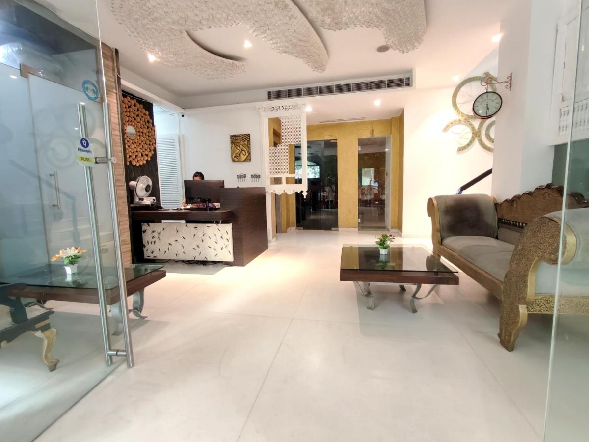 The Sky Imperial Hotel Yahvi فَدودارا المظهر الخارجي الصورة