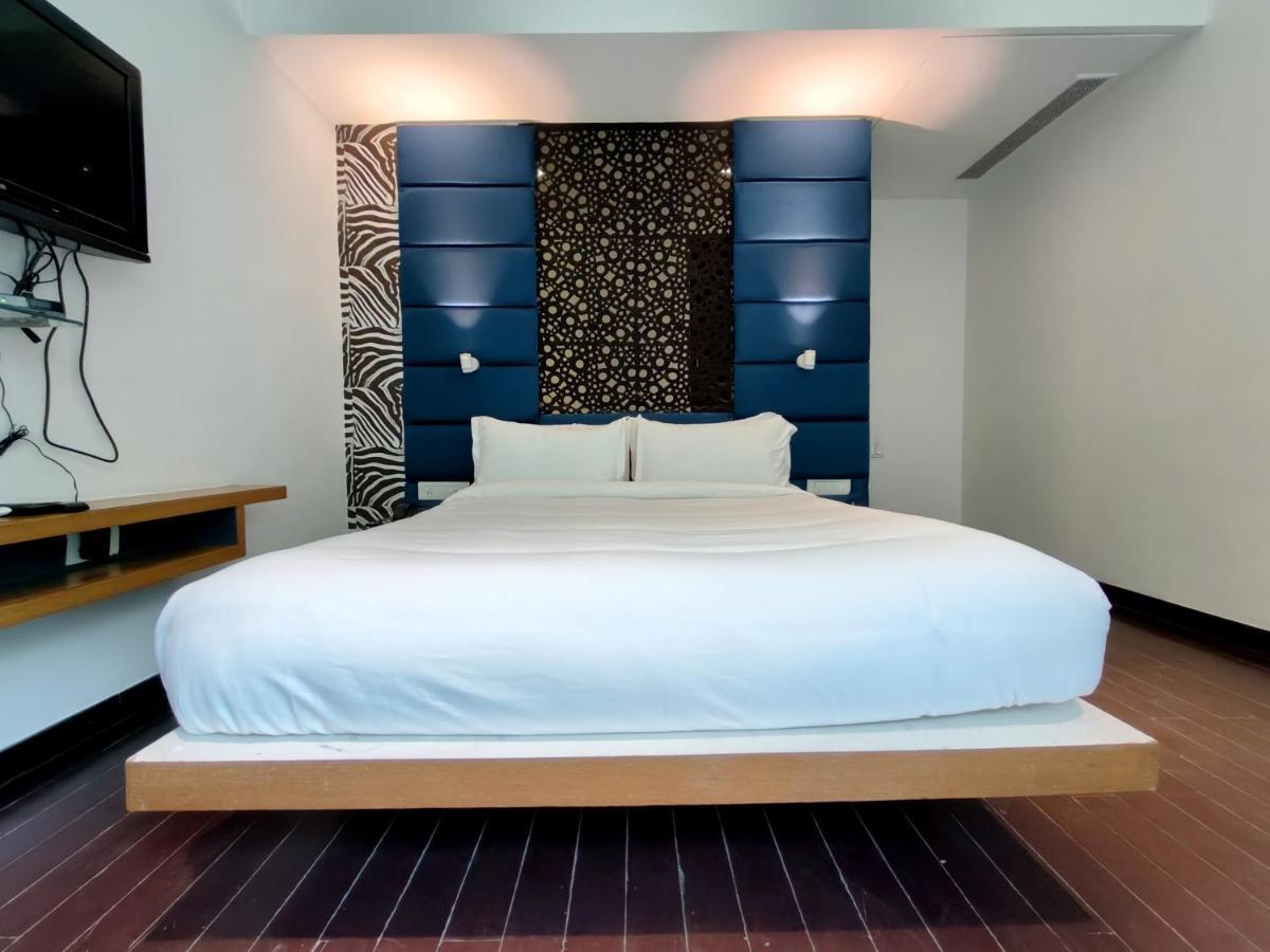 The Sky Imperial Hotel Yahvi فَدودارا المظهر الخارجي الصورة
