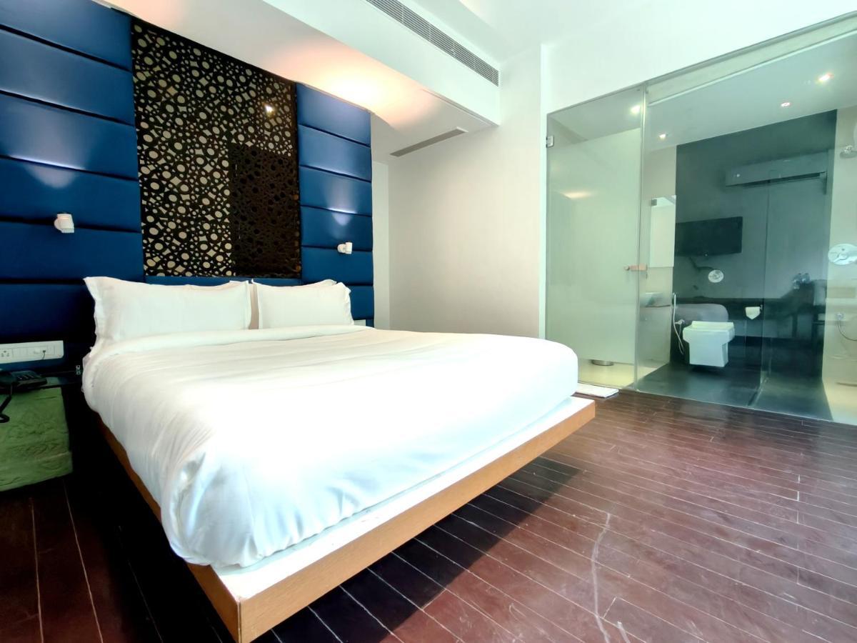 The Sky Imperial Hotel Yahvi فَدودارا المظهر الخارجي الصورة