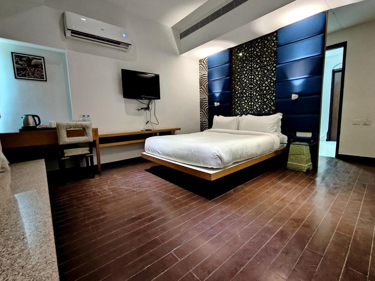 The Sky Imperial Hotel Yahvi فَدودارا المظهر الخارجي الصورة