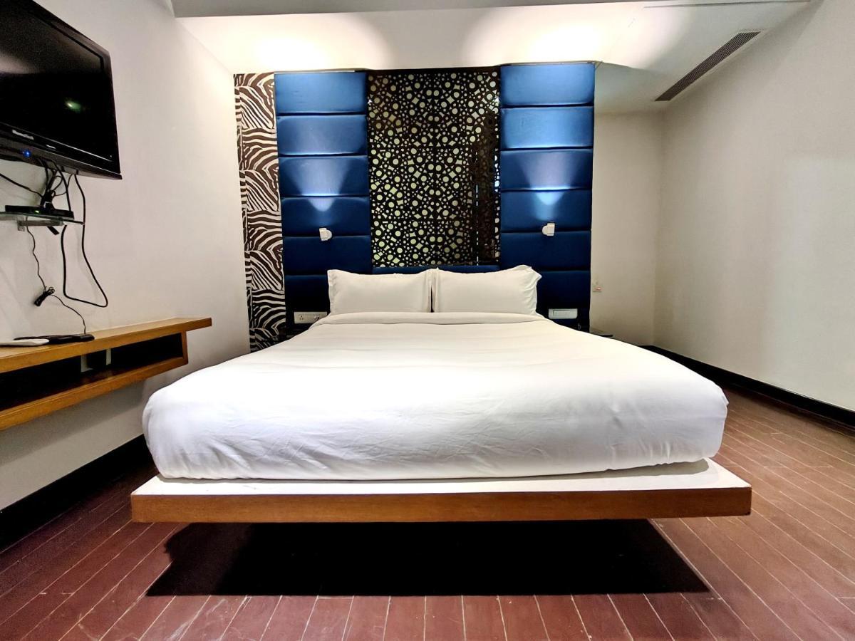 The Sky Imperial Hotel Yahvi فَدودارا المظهر الخارجي الصورة