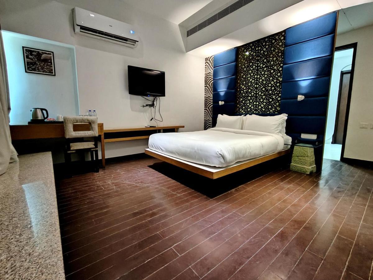 The Sky Imperial Hotel Yahvi فَدودارا المظهر الخارجي الصورة